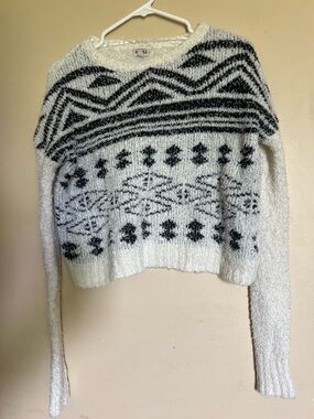 Y2K Cropped Cozy White and Black Patterned Women's Sweater